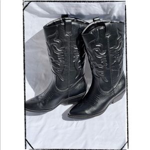 Soda women’s SIZE 7 black Reno western cowboy high pull on tab boots.